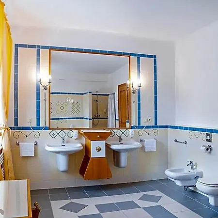 Tři Lilie Hotel